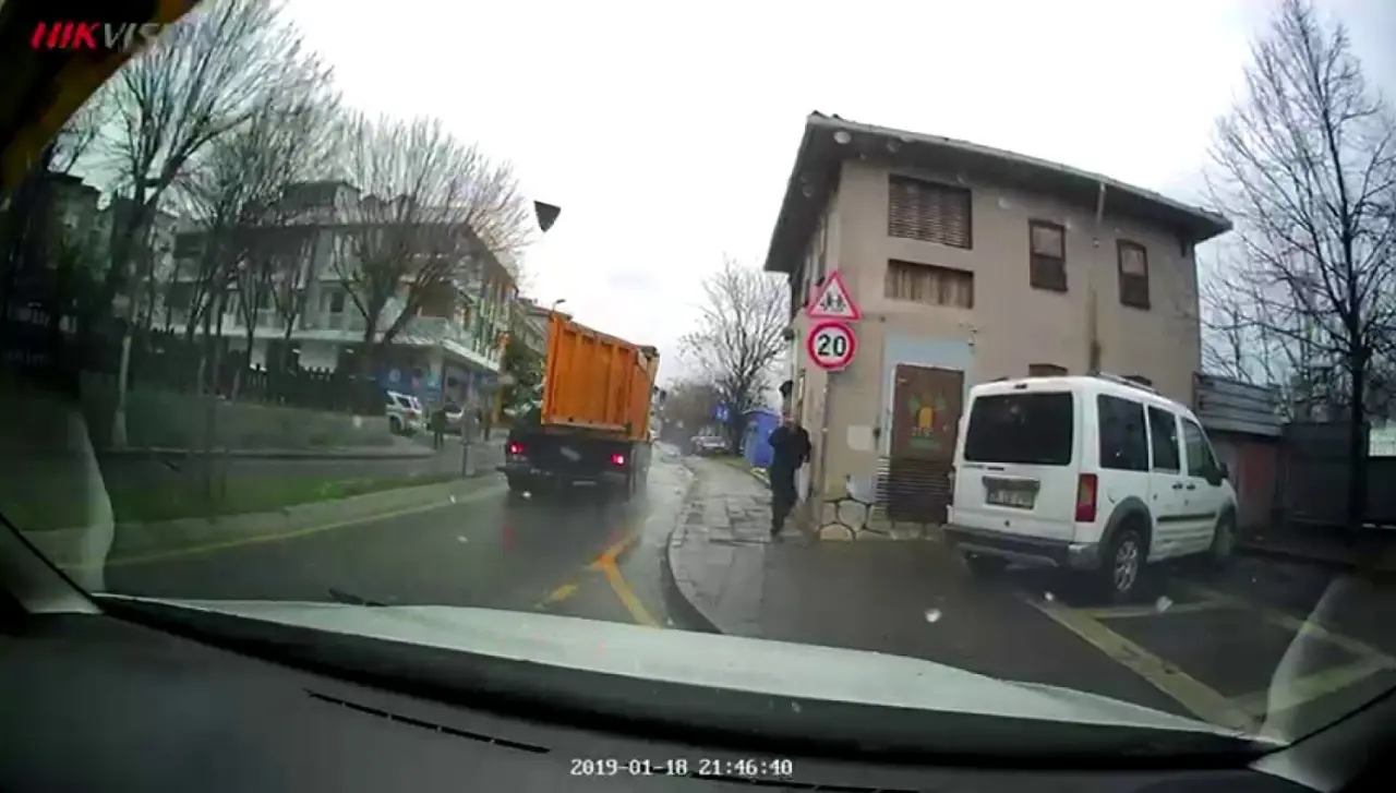 Üsküdar'da kamyonun kapağı açıldı: Gazeteciler ve yayalar ölümden döndü! 1