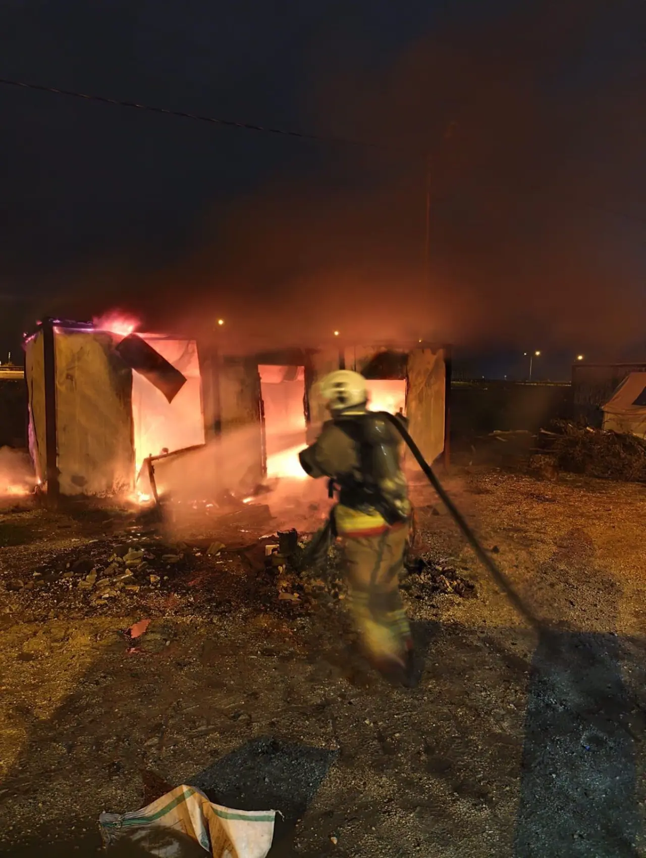Antakya’da dehşet anları! Konteyner yanarak küle döndü 1