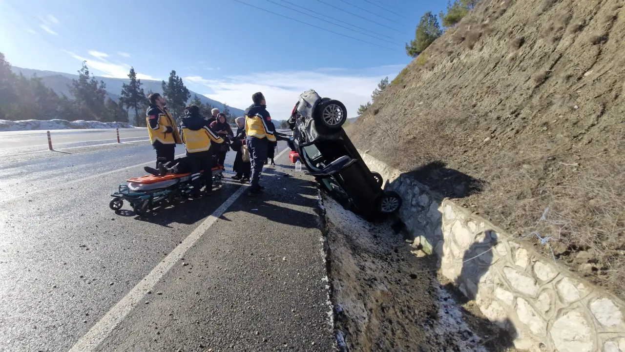 Buzlanan yolda otomobil takla attı! 4 yaralı 3