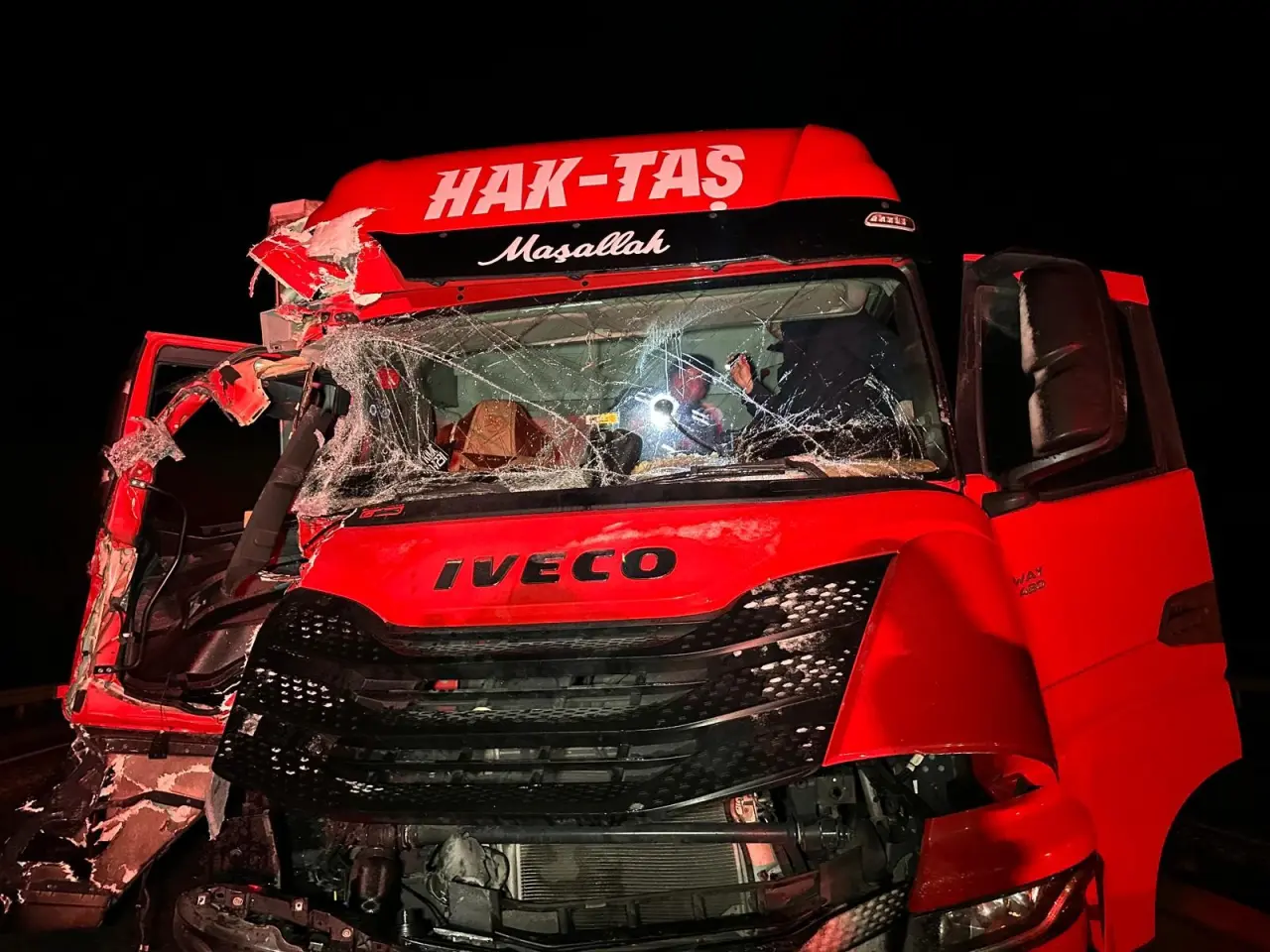 Uşak'ta seyir halindeki tırlar çarpıştı: 1 yaralı 5