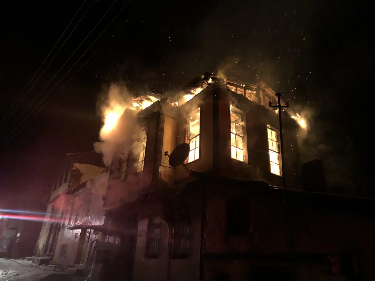 Kastamonu’da 3 katlı tarihi konak küle döndü! Çevre evler de zarar gördü 4