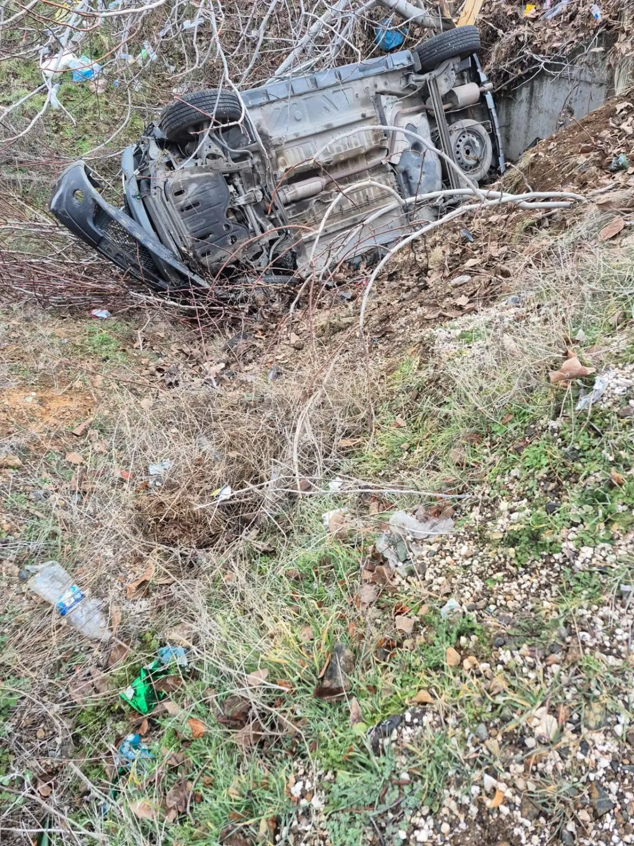 Direksiyon hakimiyetini kaybetti, otomobil şarampole uçtu! 4 yaralı 2