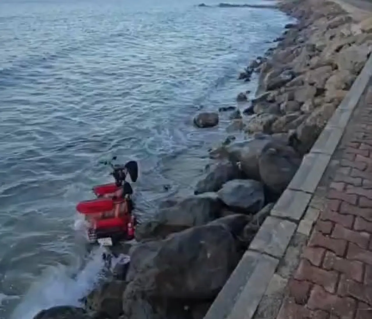 Direksiyon hakimiyetini kaybetti, denize uçtu! 2 yaralı 2