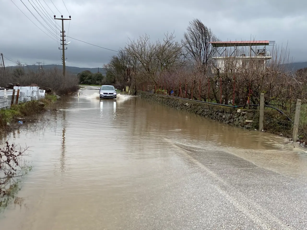 Çanakkale’de sel kabusu! Sürücüler yolda mahsur kaldı 2