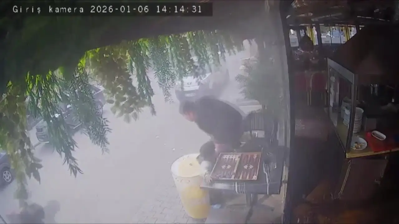 Restoranda korku dolu dakikalar! Klima borusu patladı, herkes sokağa fırladı 2