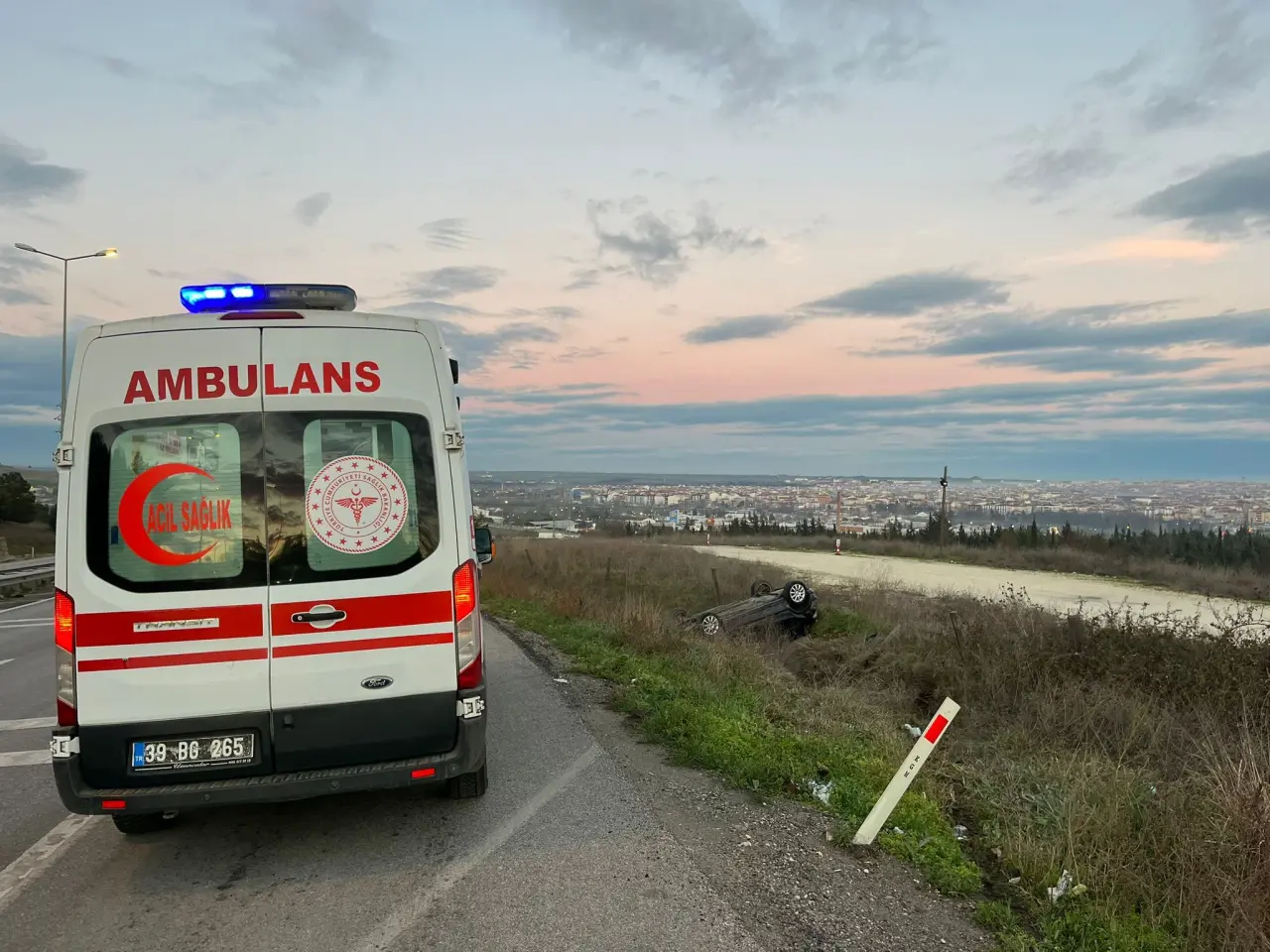 D100 Karayolu’nda feci kaza! Kontrolden çıkan otomobil şarampole yuvarlandı 3