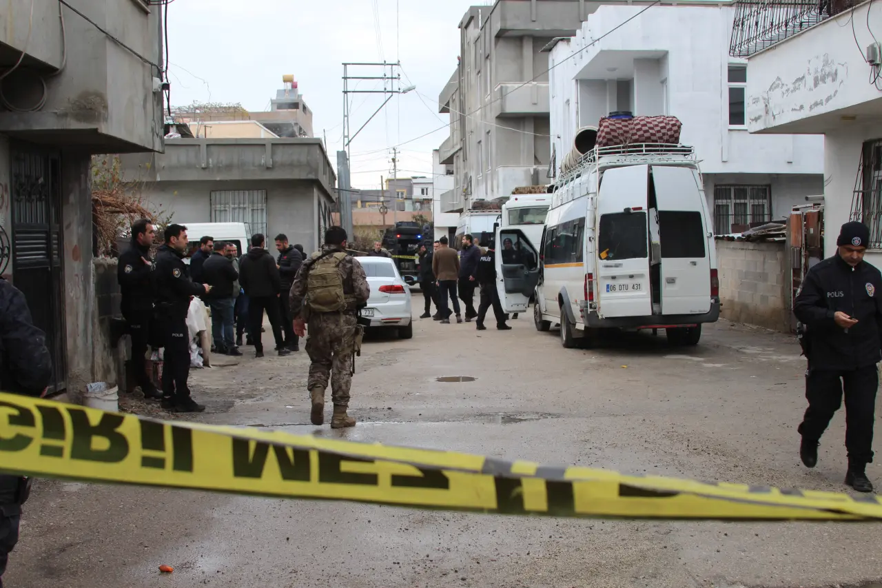 Adana’da sokakta dehşet! Taş, sopa ve kurşunlar havada uçuştu 2