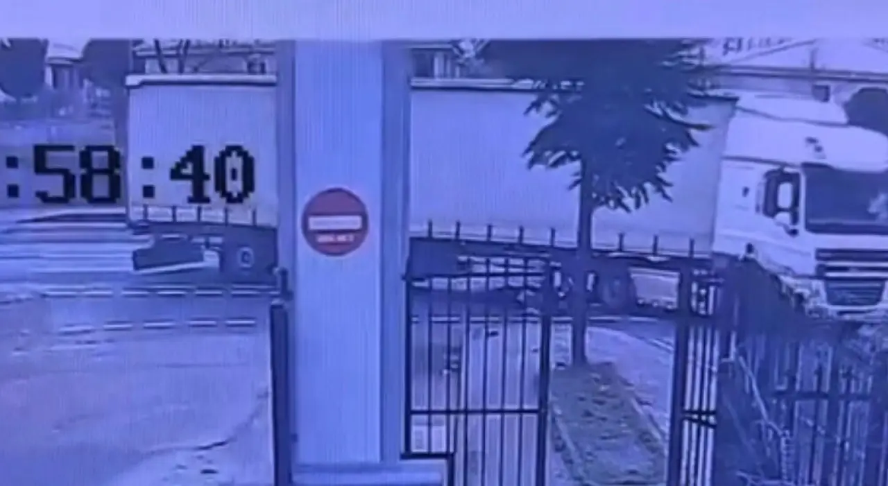 Saniyelerle hayatta kaldı! Tırın altına giren motosikletli kamerada 1