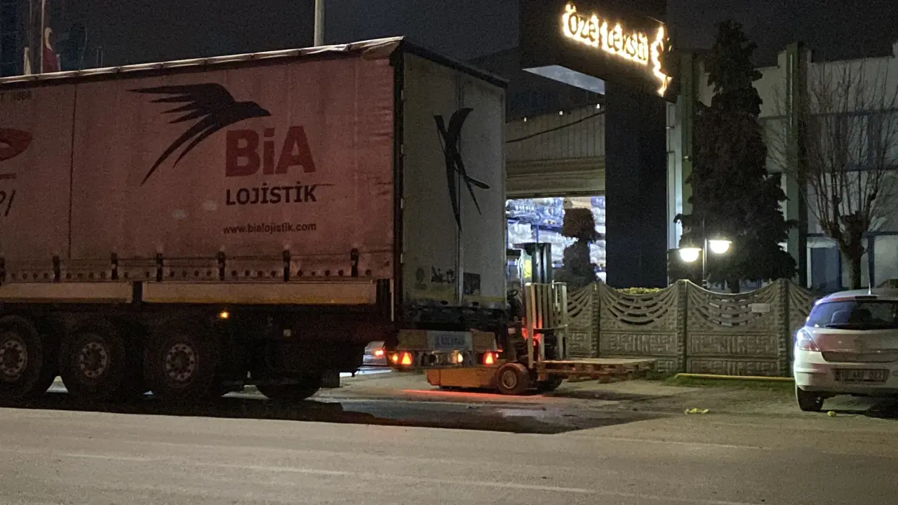 İnegöl’de korku dolu anlar! İşçi TIR dorsesinden düştü 1