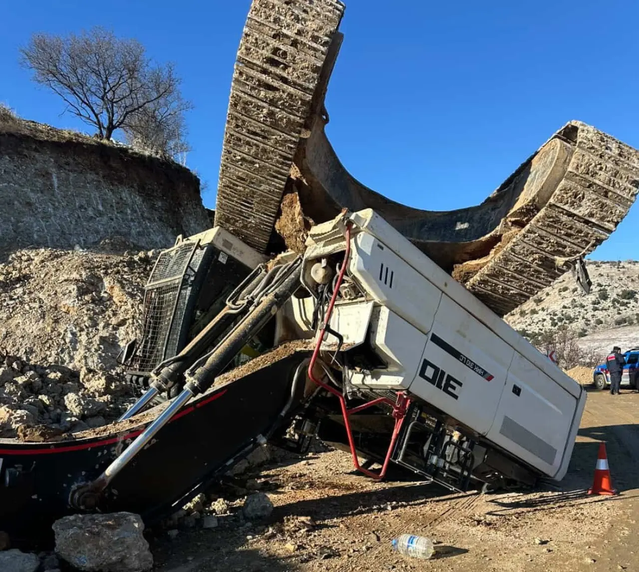 Adıyaman’da kontrolden çıkan iş makinesi devrildi! Operatör yaralı 1