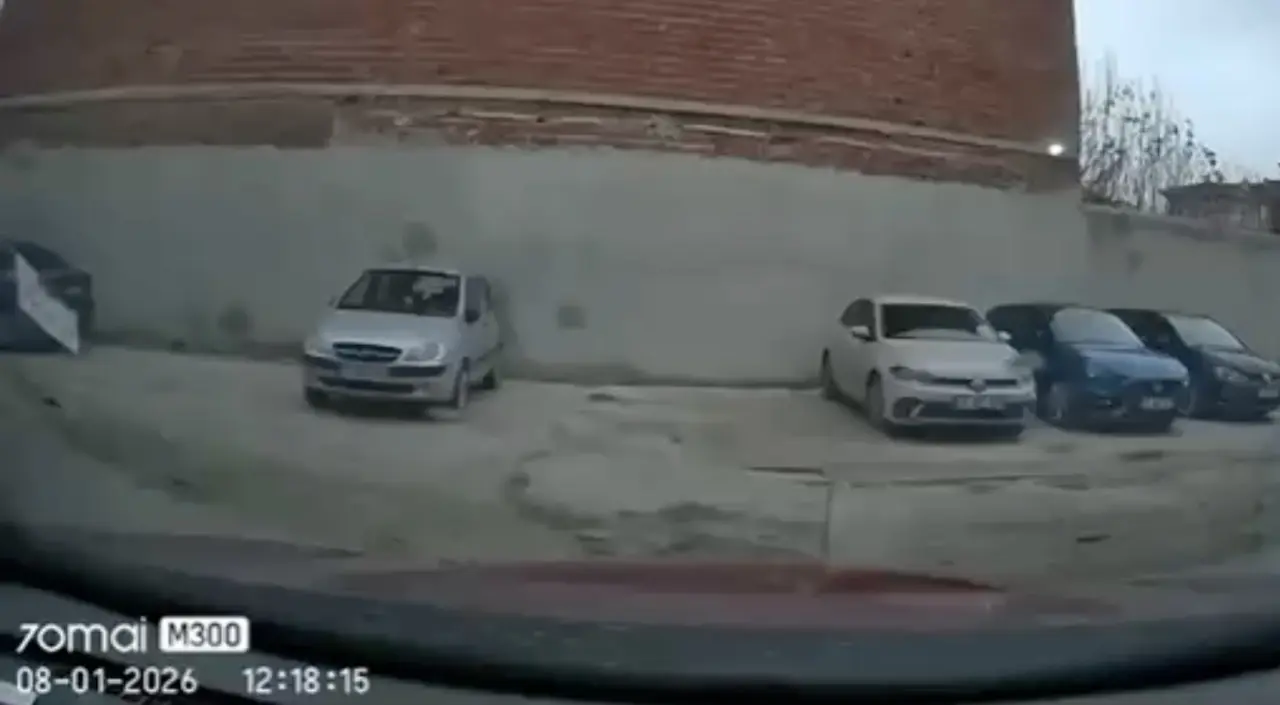 Devrilme anı kamerada! Eskişehir’de fırtına 6 aracı hurdaya çevirdi 4