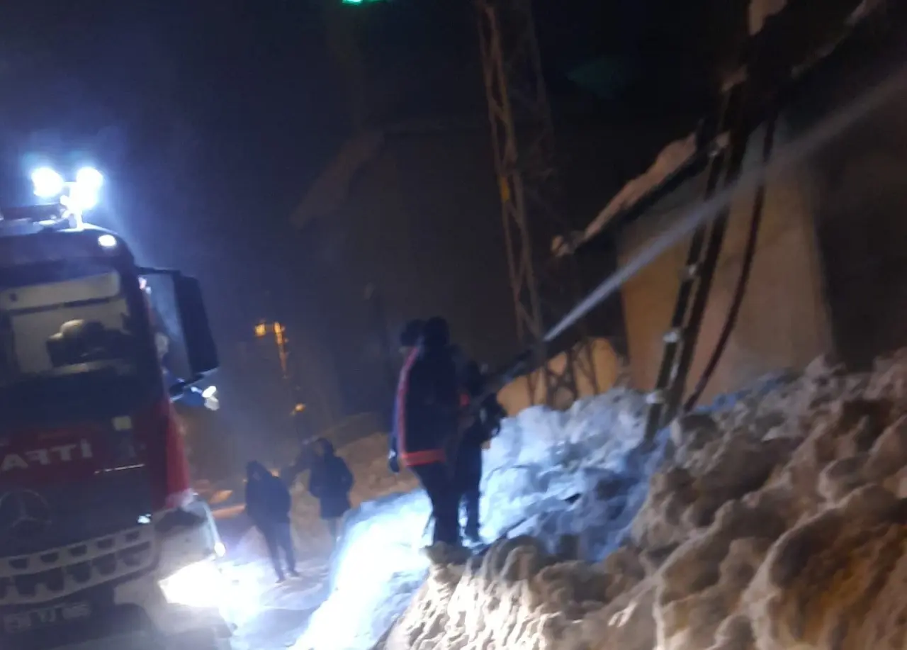 Hakkari'de bacadan çıkan yangın felakete dönüştü! Alevler evi küle çevirdi 2