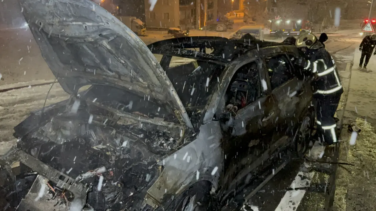 Karlı rampada kabus gibi anlar, otomobil küle döndü! Sürücü yığınların arasında altınlarını aradı 6