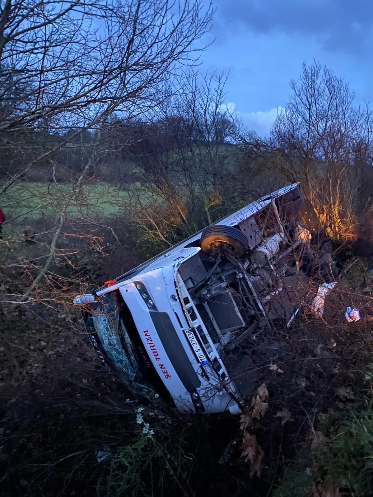 Balıkesir’de feci kaza! Araç şarampole uçtu, 14 yaralı 1