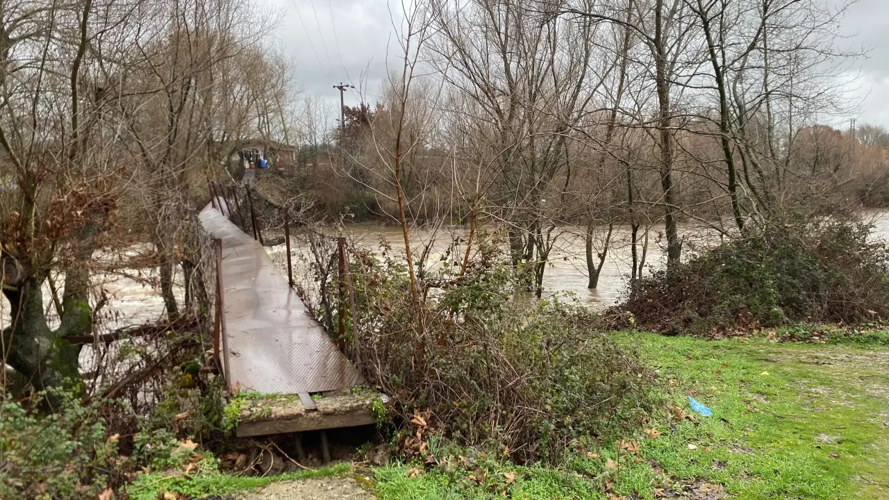 Çanakkale’de sel kabusu! Sürücüler yolda mahsur kaldı 3