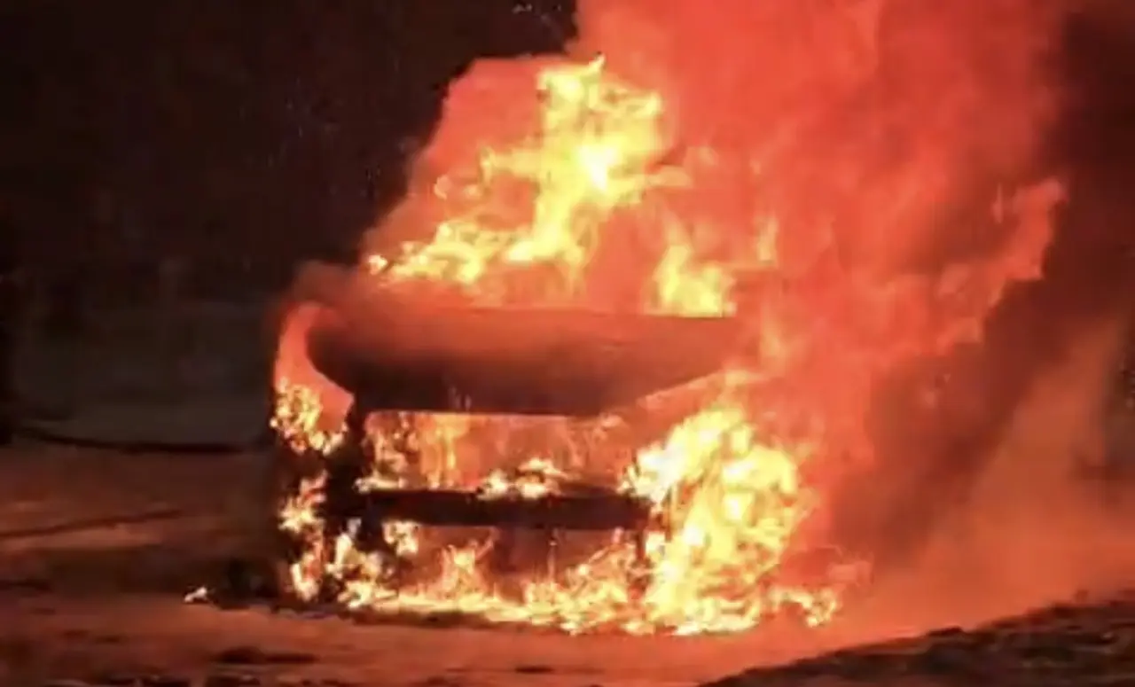 Karlı rampada kabus gibi anlar, otomobil küle döndü! Sürücü yığınların arasında altınlarını aradı 2