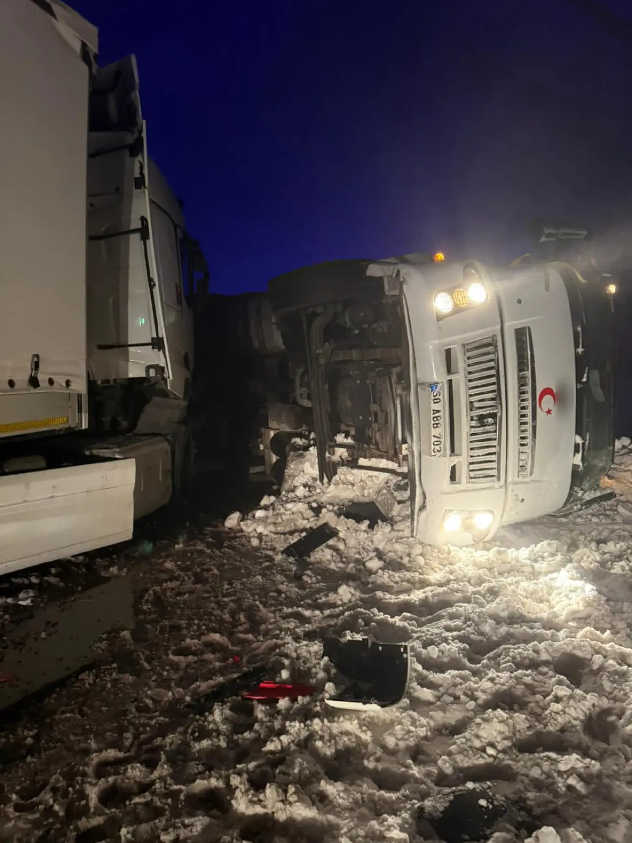 Sivas-Kayseri yolunda feci kaza! Kamyon devrildi, otobüs çarptı 8 kişi yaralandı 8