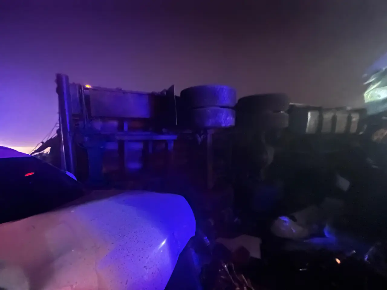 Sivas-Kayseri yolunda feci kaza! Kamyon devrildi, otobüs çarptı 8 kişi yaralandı 2