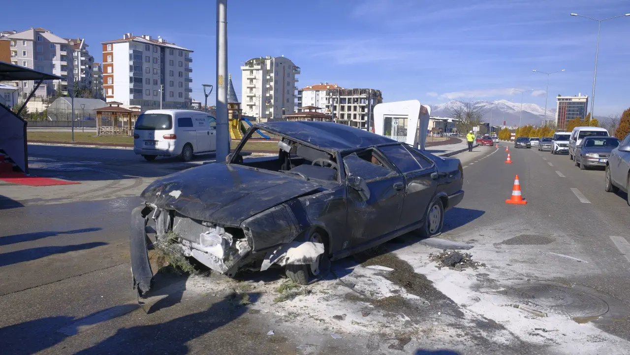 'Annemi arıyordum' dedi, takla attı! Pert olan araçtan şans eseri kurtuldu 1