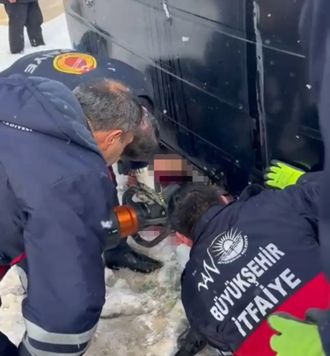 Van’de can pazarı! Takla atan minibüs ölüm getirdi 1