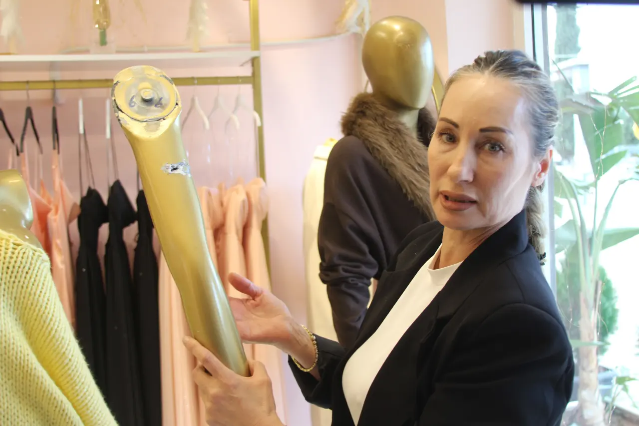 Adana’da korkunç saldırı! Mağaza camları kurşunla delindi 4