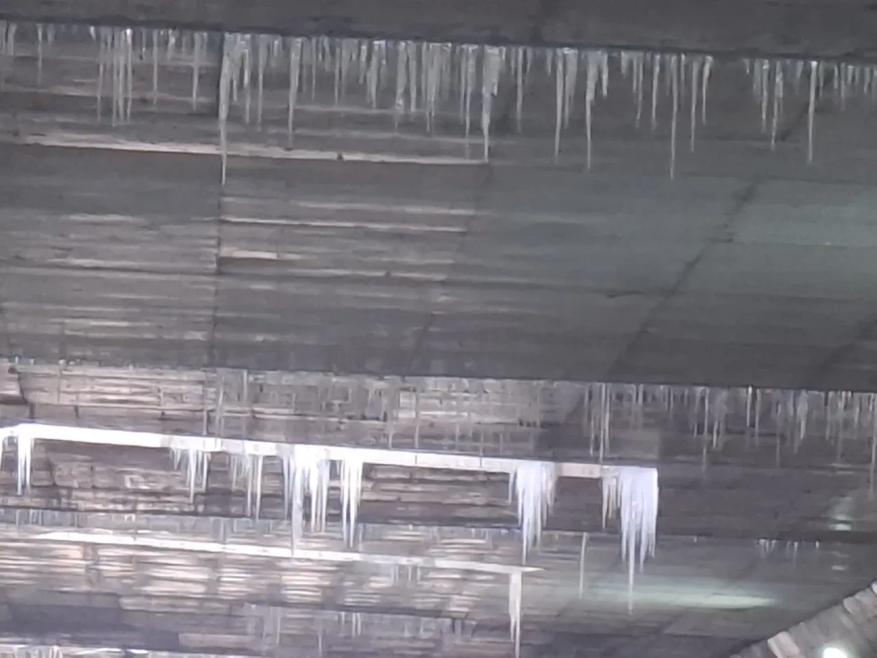 Eskişehir’de alt geçitte tehlike! Buz sarkıtı aracın camını kırdı 3