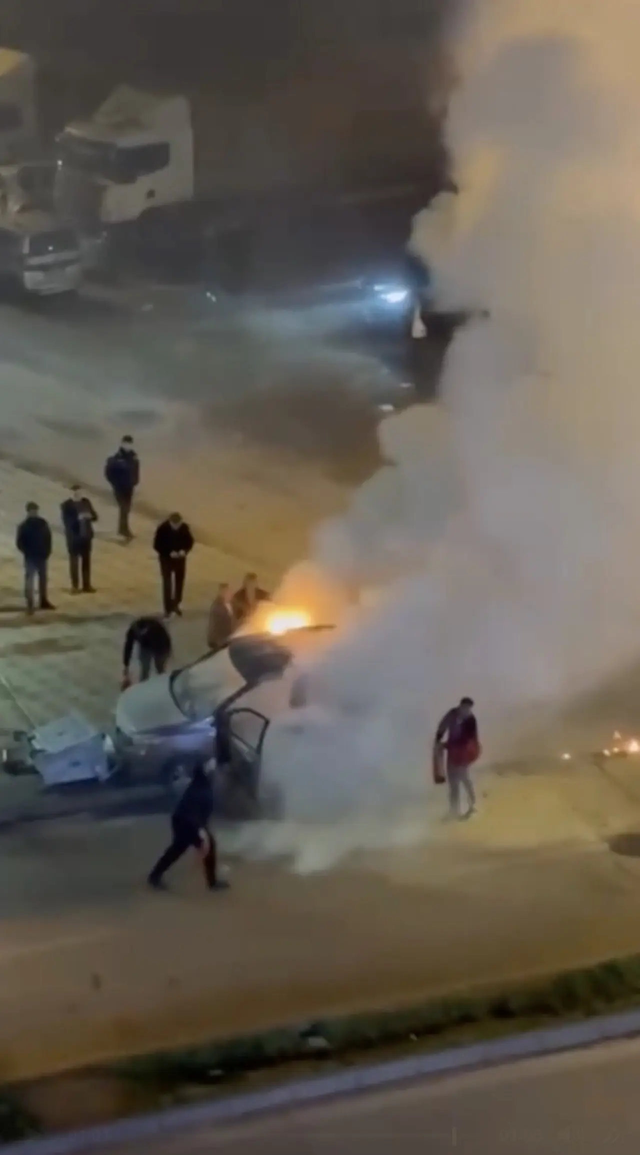 Bursa’da araç yangını: Alevler mahalleliyi sokağa döktü! 4