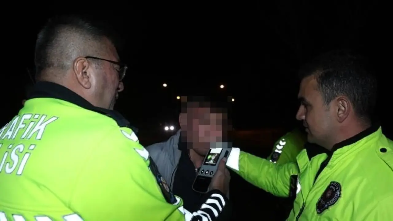 Dur ihtarına uymadı, ters şeritten kaçtı: 15 yaşındaki sürücüye 122 TL'lik rekor ceza! 1