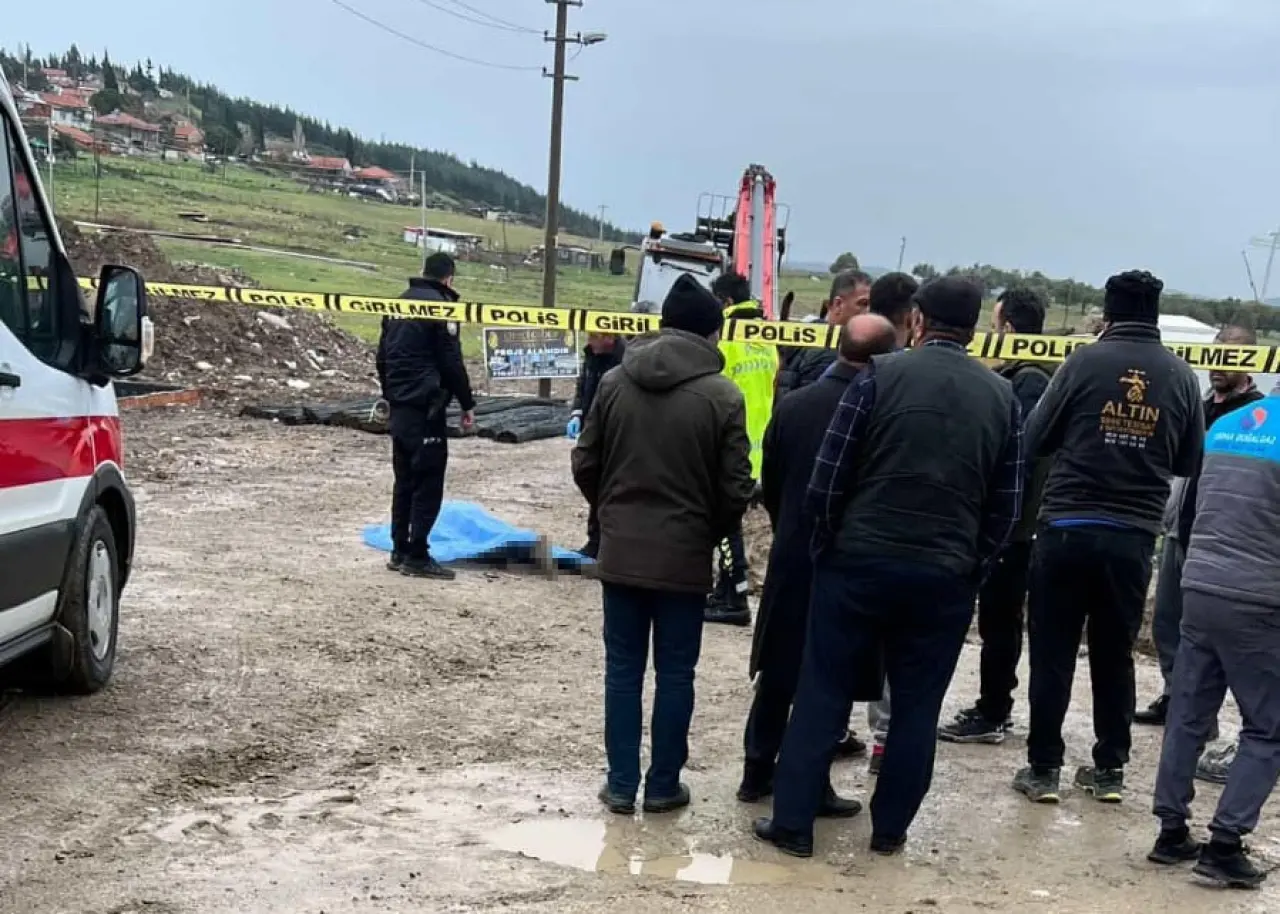 Şantiyede korkunç kaza: Esnaf iş makinesinin altında can verdi! 1