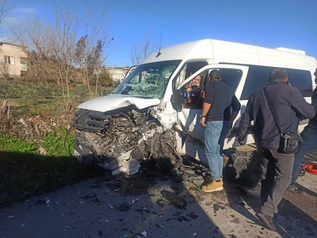 İşçi servisiyle ticari araç kafa kafaya çarpıştı! 7 yaralı 3