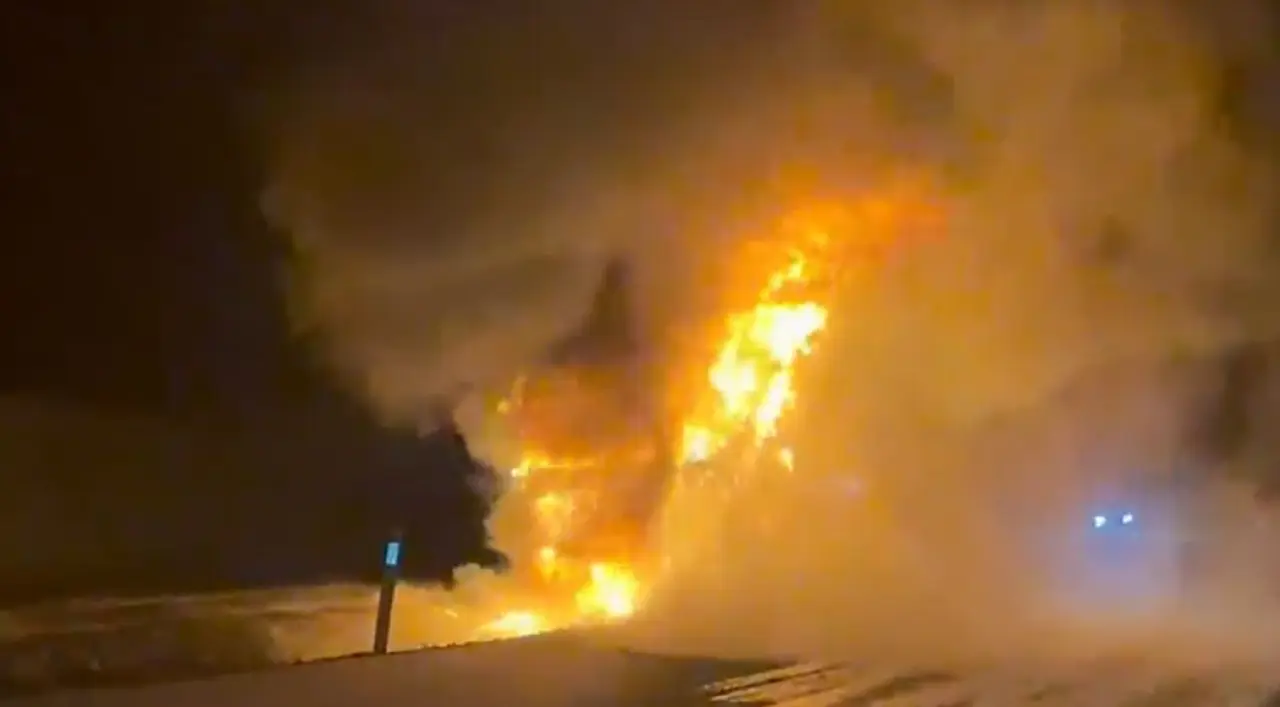 Tır göz açıp kapayıncaya kadar kül oldu! Şoför canını zor kurtardı 1