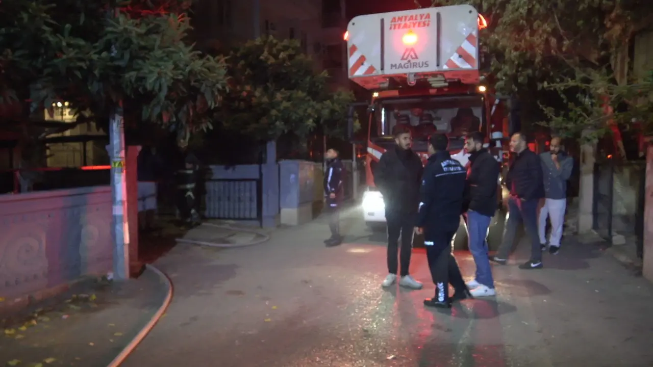Antalya’da korku dolu anlar! 5 katlı apartmanda alevler yükseldi 2
