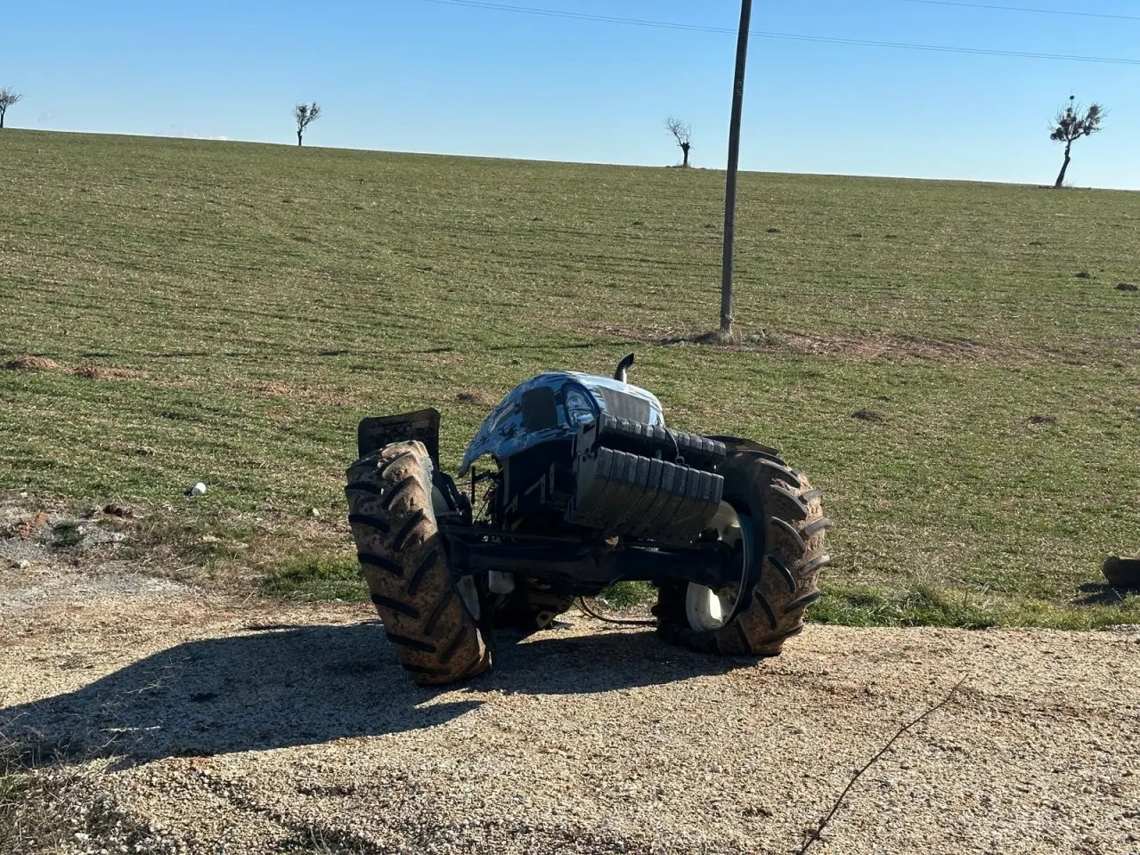 Kazayı görenler gözlerine inanamadı: Traktör resmen ikiye ayrıldı! 6