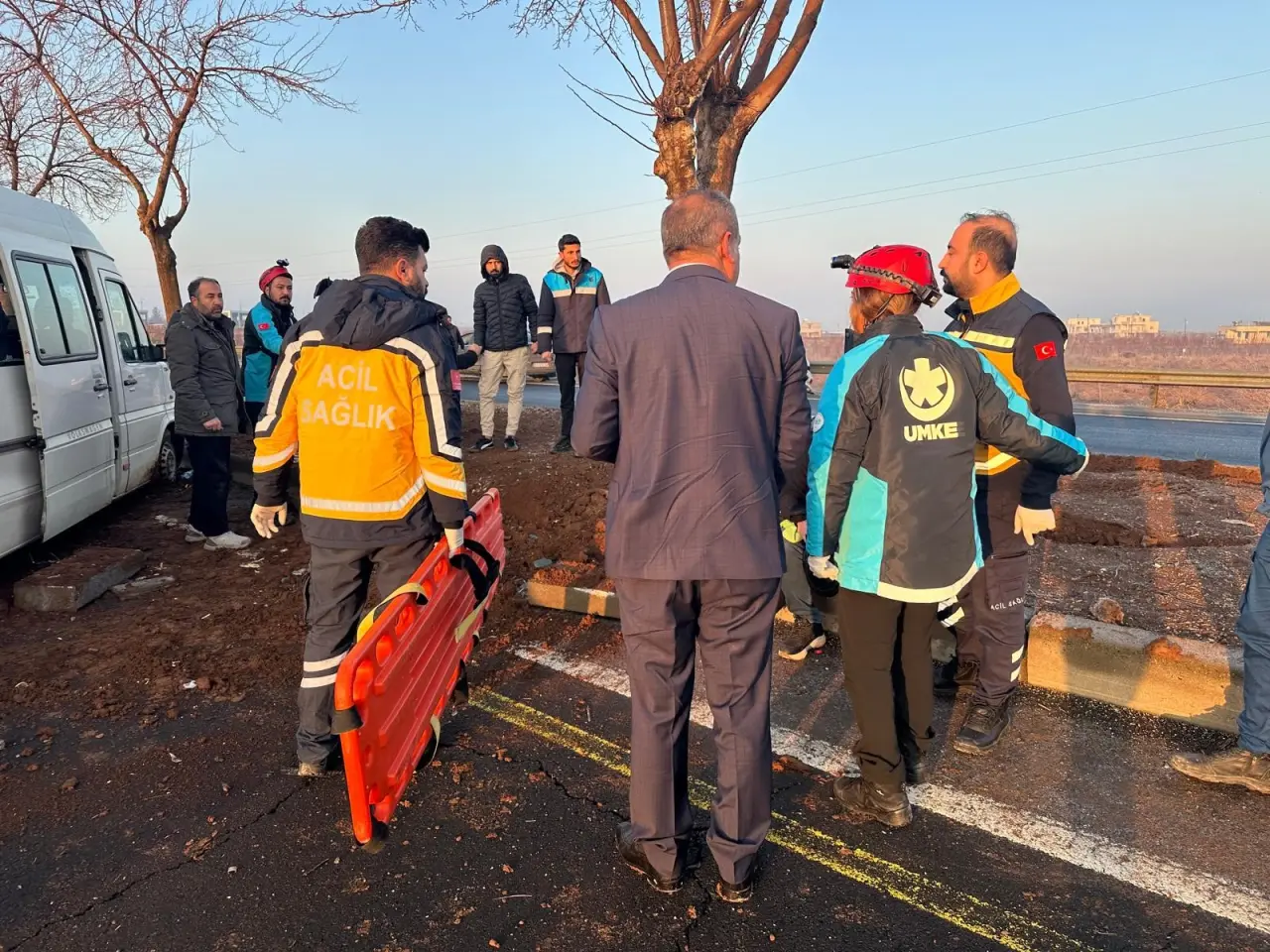 Şanlıurfa’da sabah korkusu! İşçileri taşıyan minibüs ağaca çarptı, 7 yaralı 4