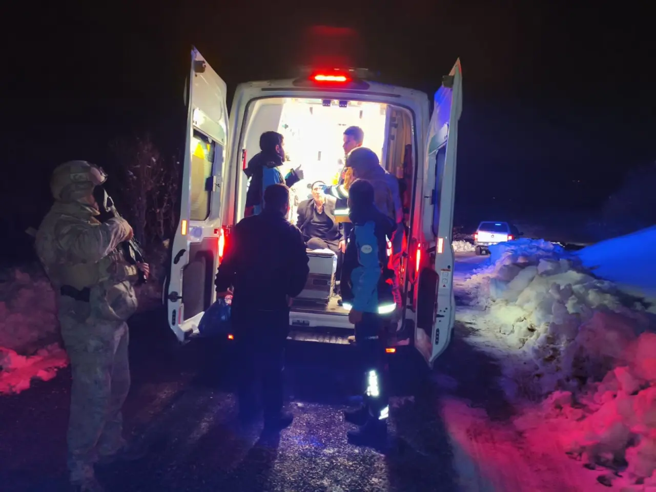 Tipi, kar, soğuk… Sağlık ekipleri hastaya yürüyerek ulaştı 2