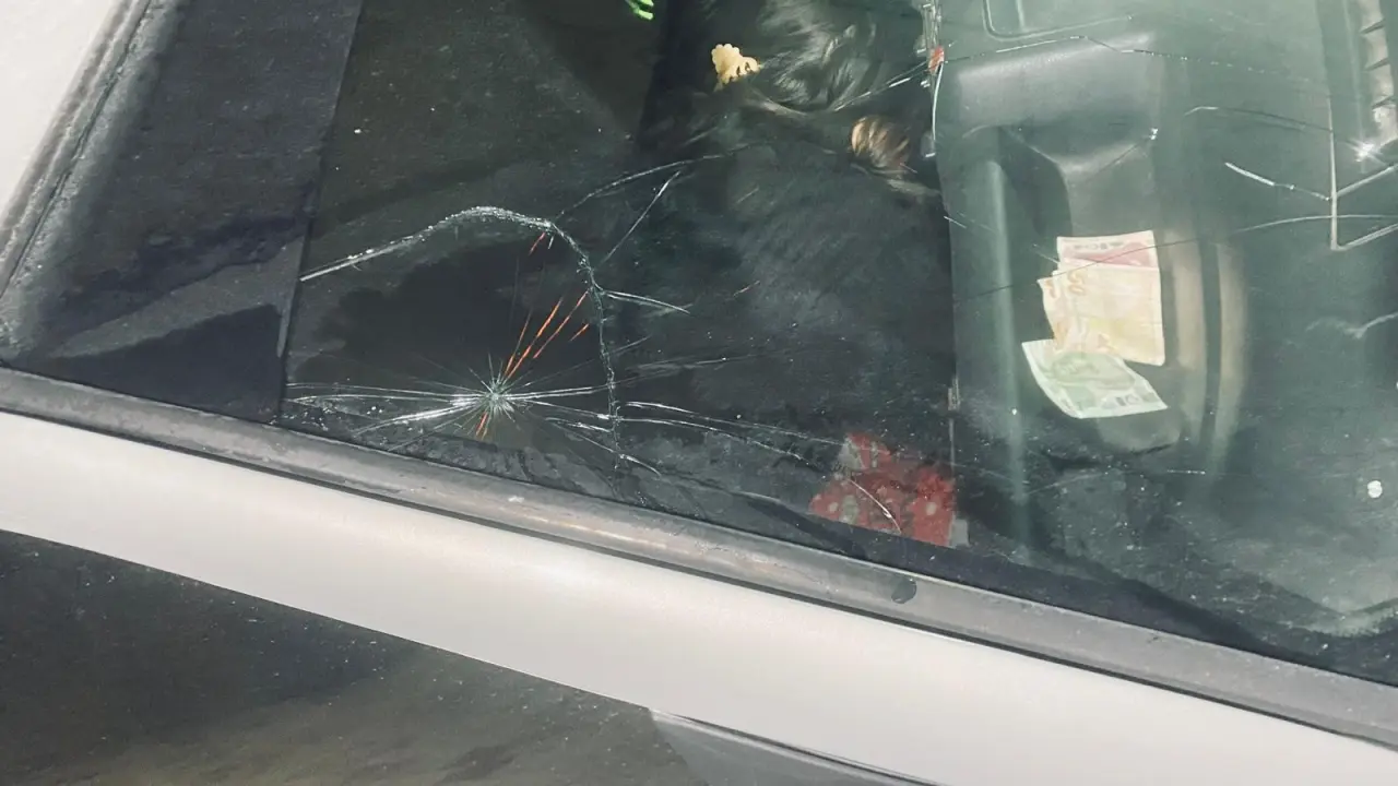 Eskişehir’de alt geçitte tehlike! Buz sarkıtı aracın camını kırdı 1