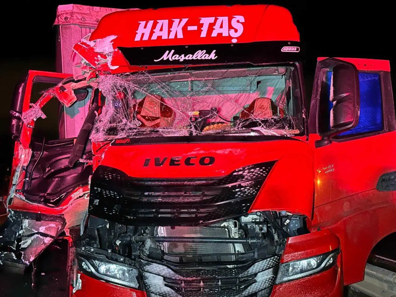 Uşak'ta seyir halindeki tırlar çarpıştı: 1 yaralı 1