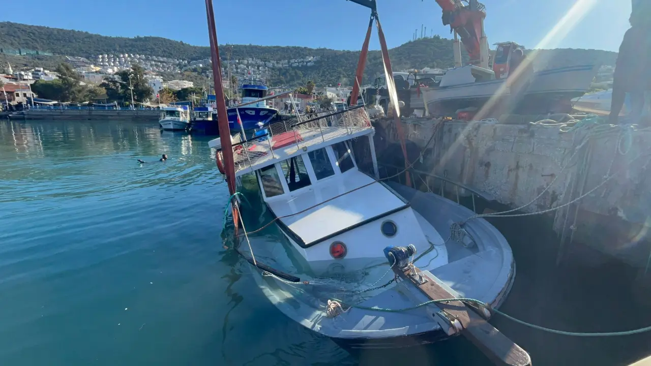 Muğla’da sert hava faciası! Balıkçı teknesi sulara gömüldü 2