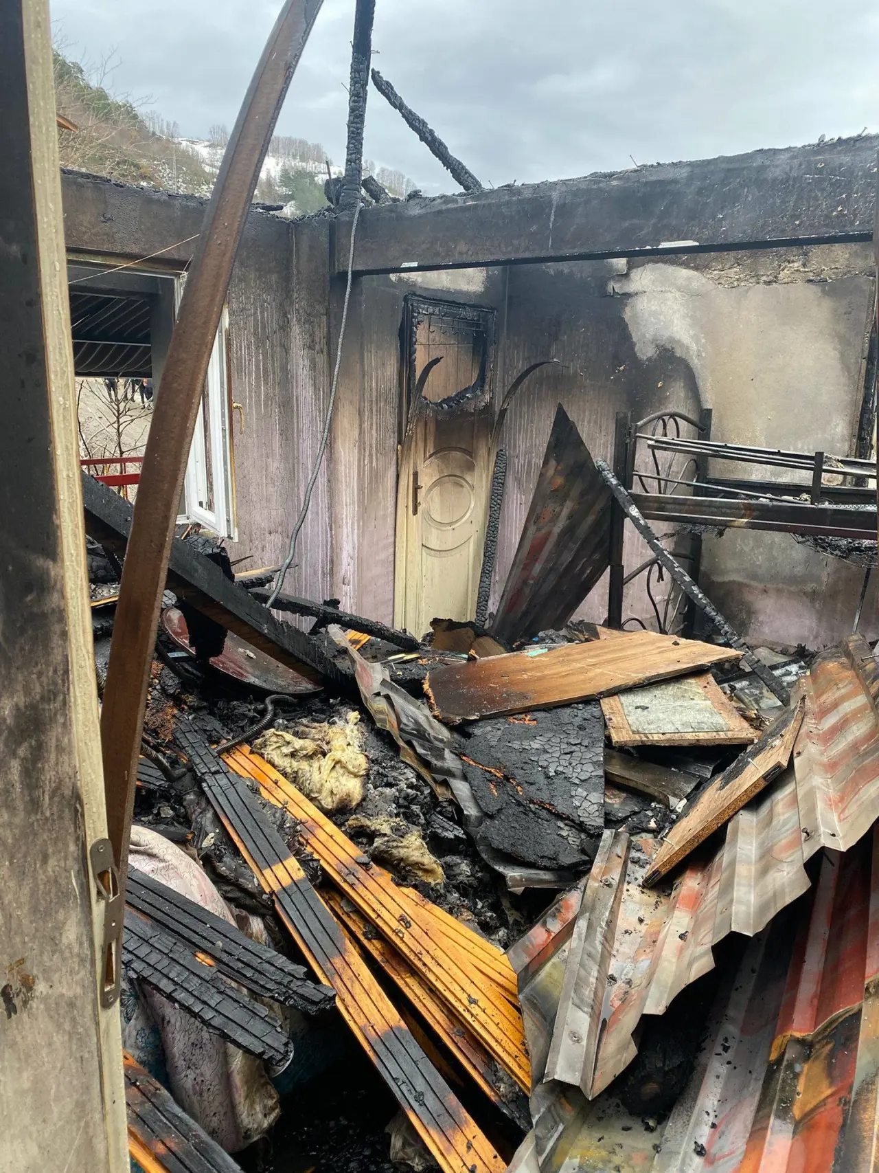 Şenpazar’da korkutan yangın! İki katlı ev küle döndü 3