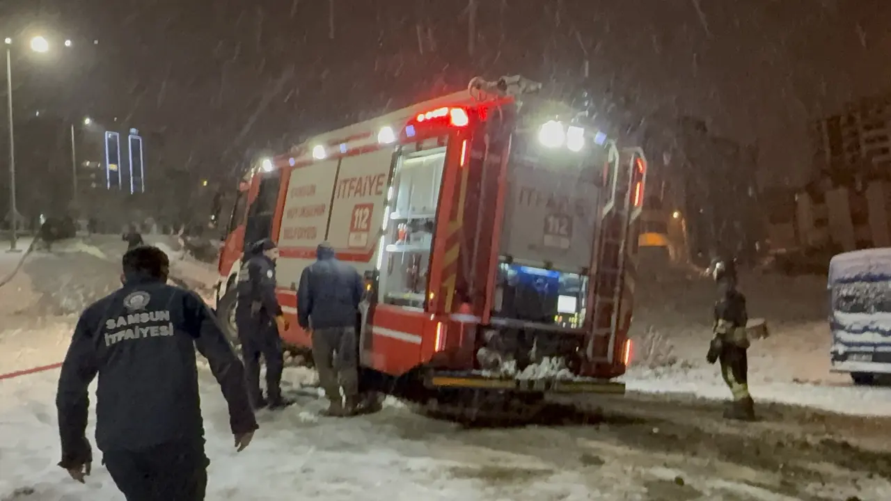 Karlı rampada kabus gibi anlar, otomobil küle döndü! Sürücü yığınların arasında altınlarını aradı 3