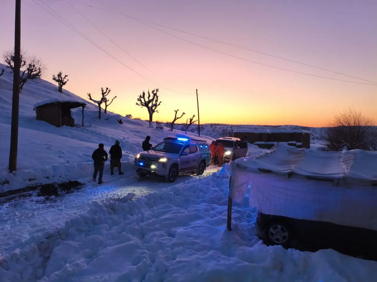 Tipi, kar, soğuk… Sağlık ekipleri hastaya yürüyerek ulaştı 3