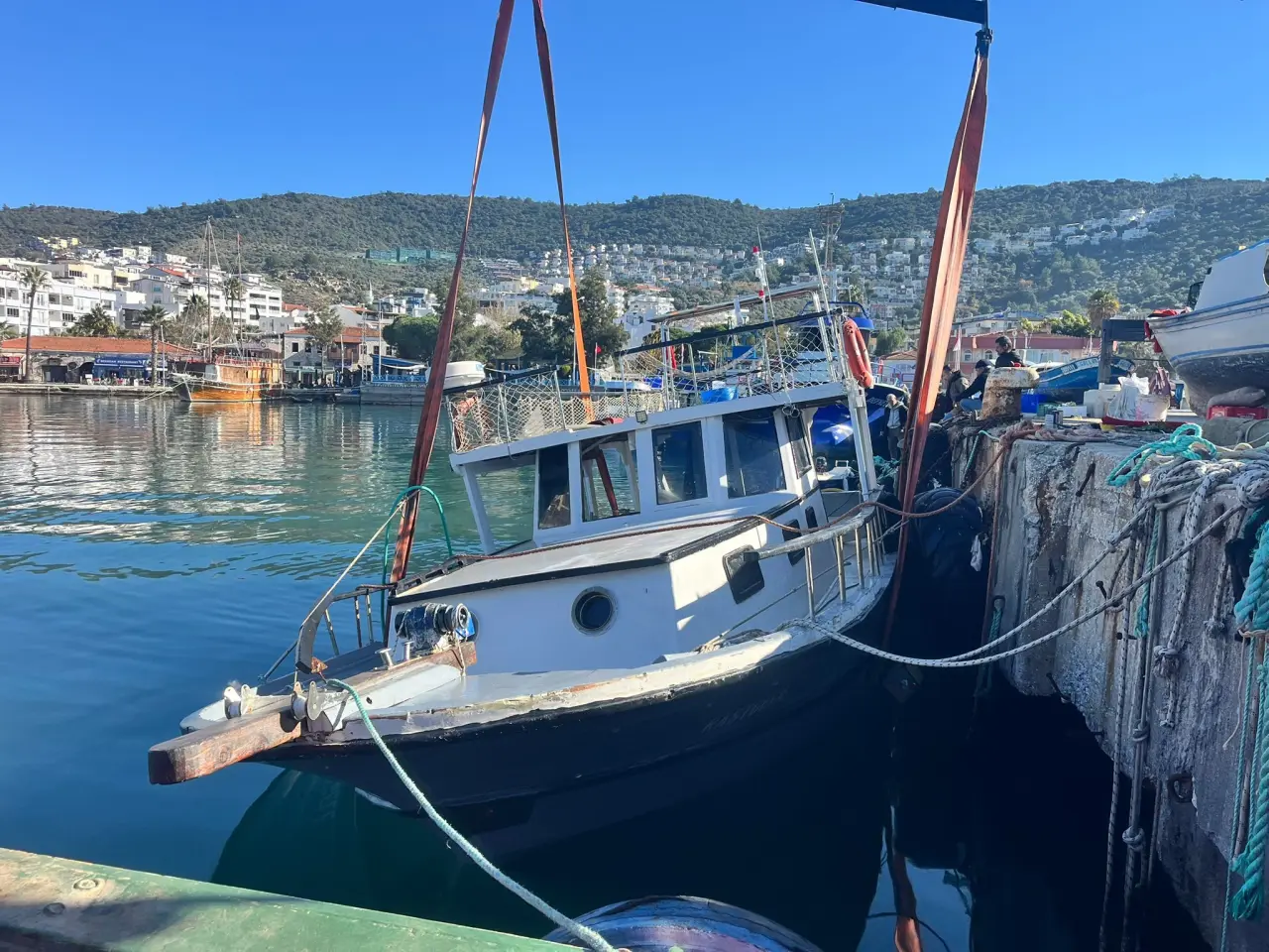 Muğla’da sert hava faciası! Balıkçı teknesi sulara gömüldü 3