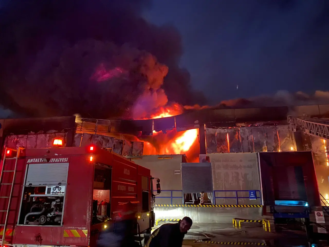 Antalya’da gece yarısı korku! Dev market deposu alevlere teslim 5