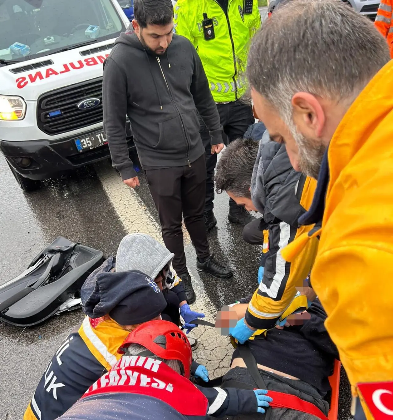 İzmir çevre yolu’nda dehşet anları: 4 araç birbirine girdi, yaralı araçta mahsur kaldı 3