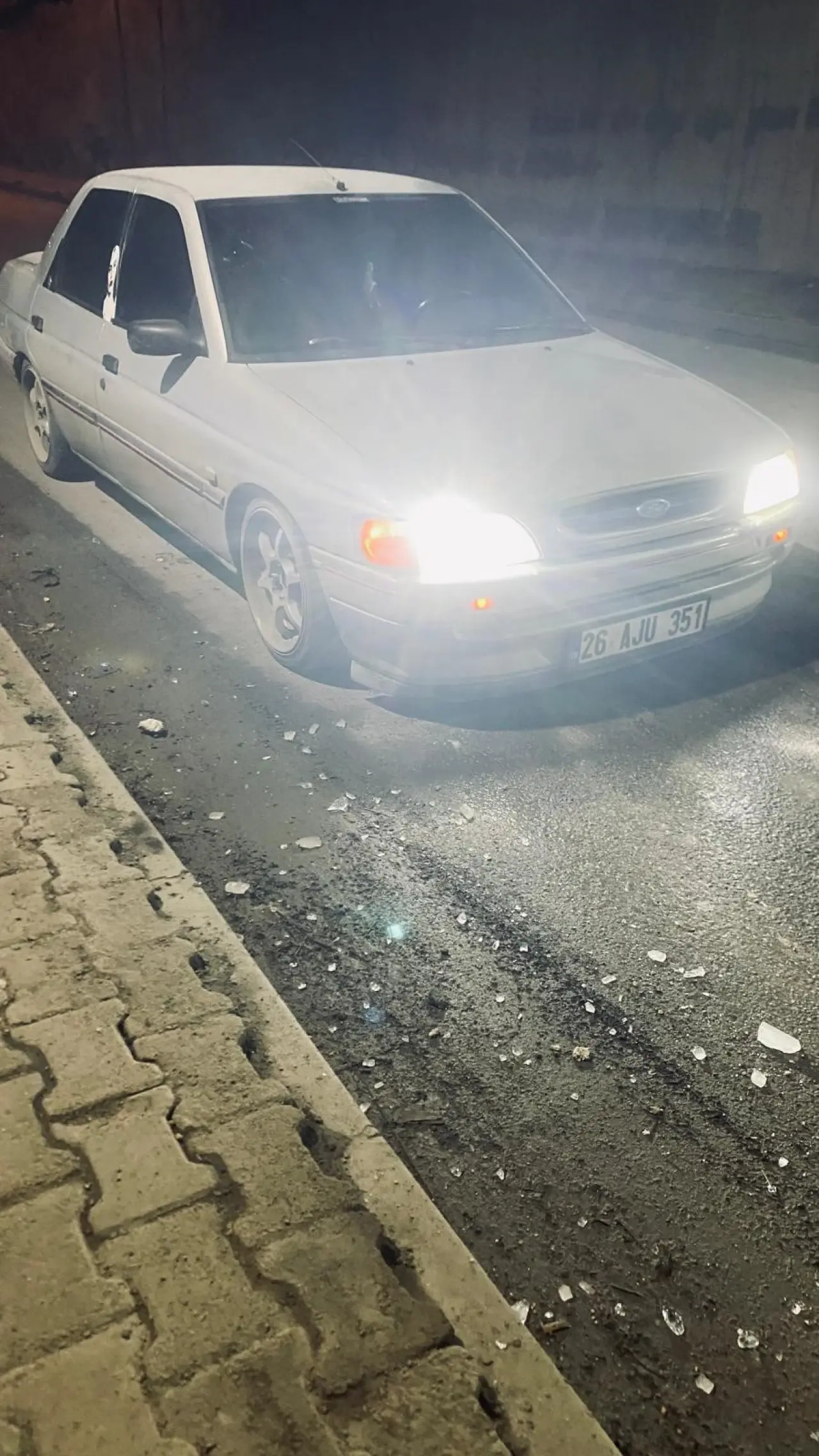 Eskişehir’de alt geçitte tehlike! Buz sarkıtı aracın camını kırdı 4