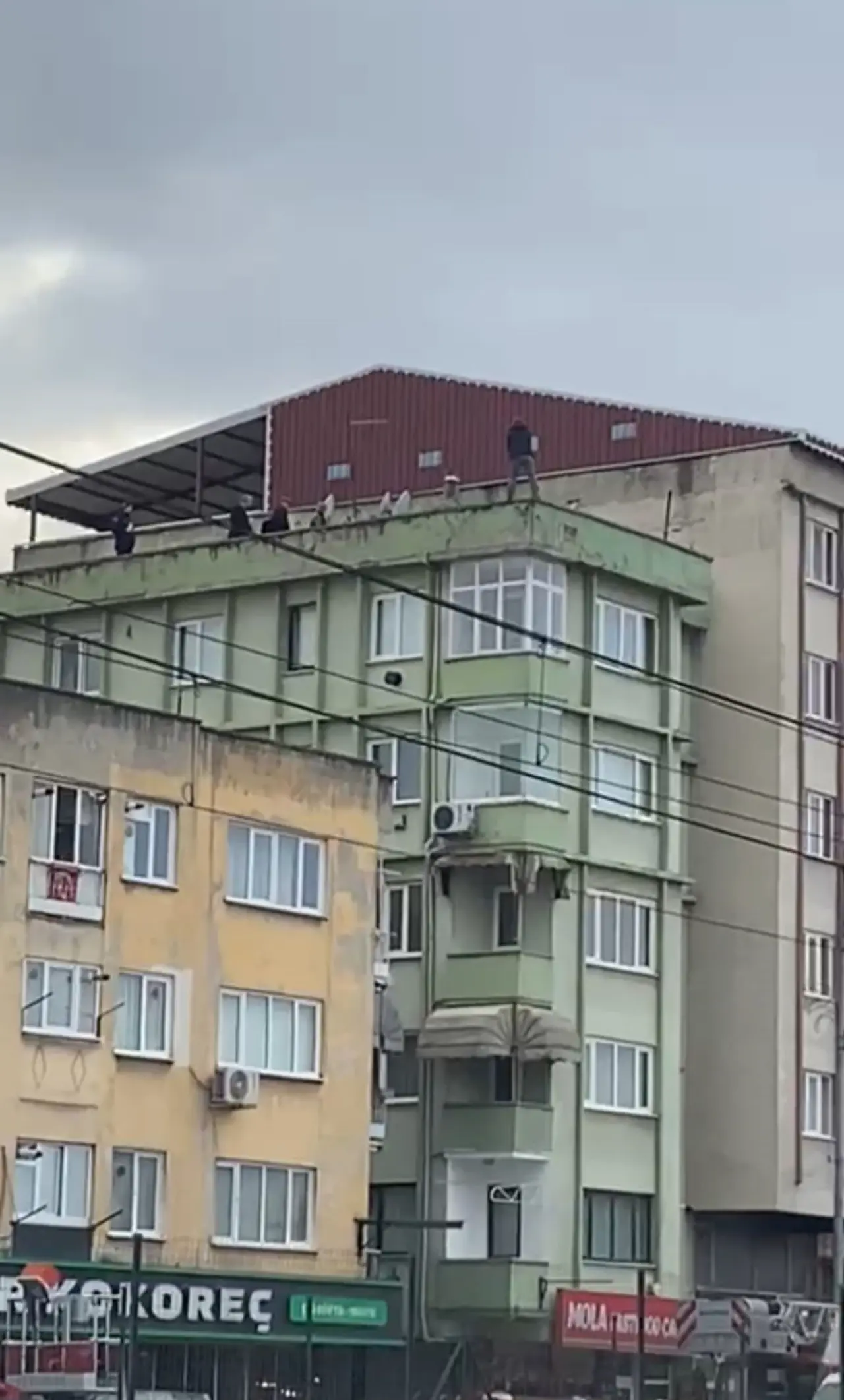 Bursa’da nefes kesen anlar! 5 katlı binanın çatısında intihar girişimi 2