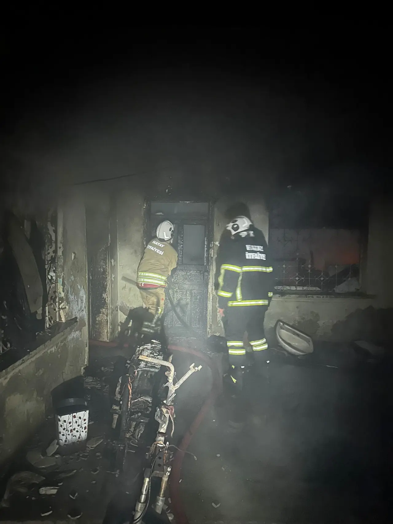 Kedinin kurtarılma anı yürekleri ısıttı: Yangında mucize! 4