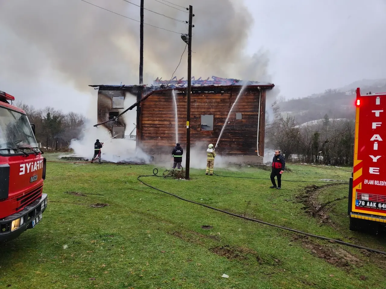 Karabük'te cuma namazı sırasında yangın! 450 yıllık tarihi cami kül oldu 3