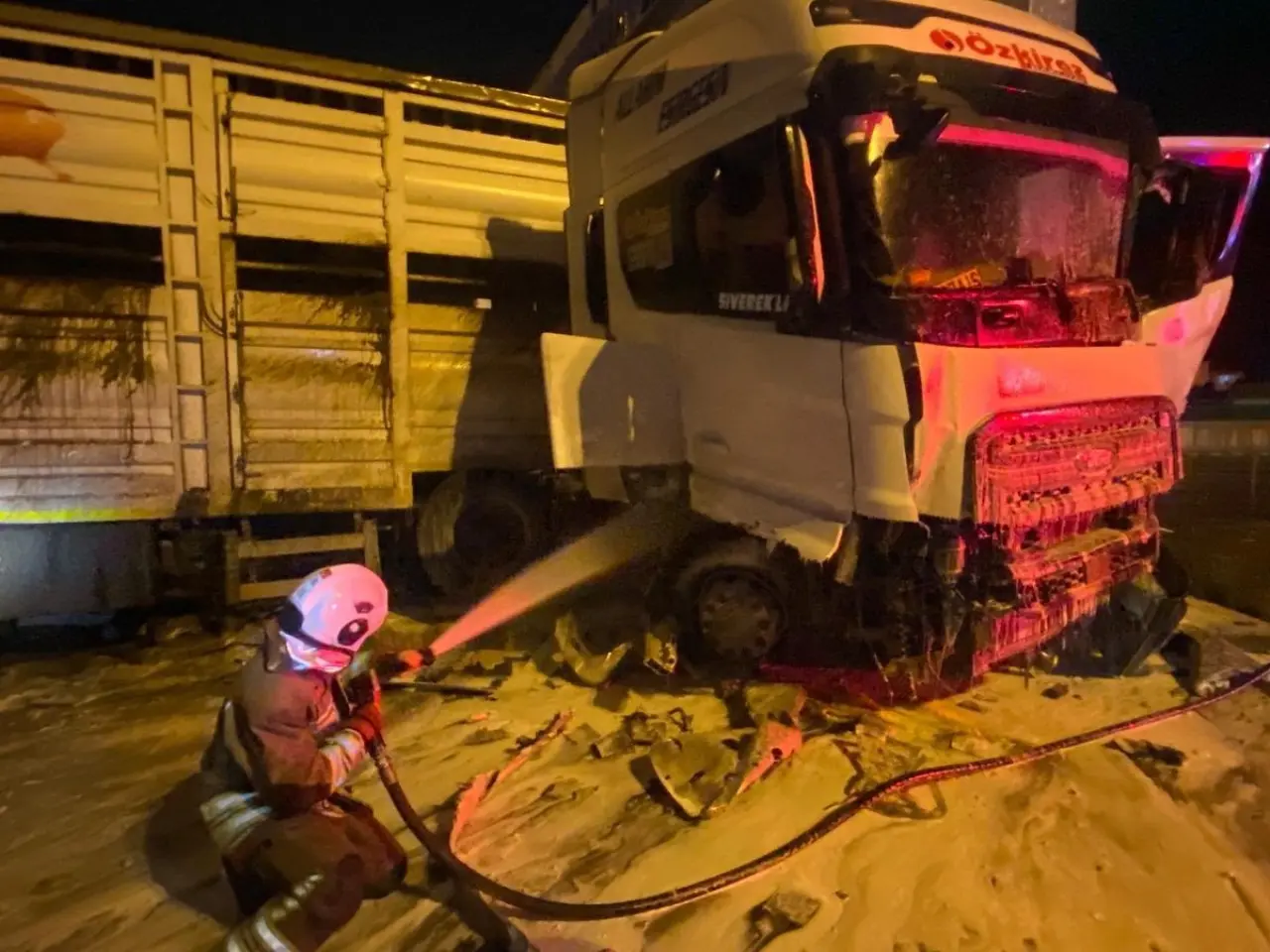 Bir anlık dikkatsizlik felaket getirdi! Gişelerde tır kazası 2