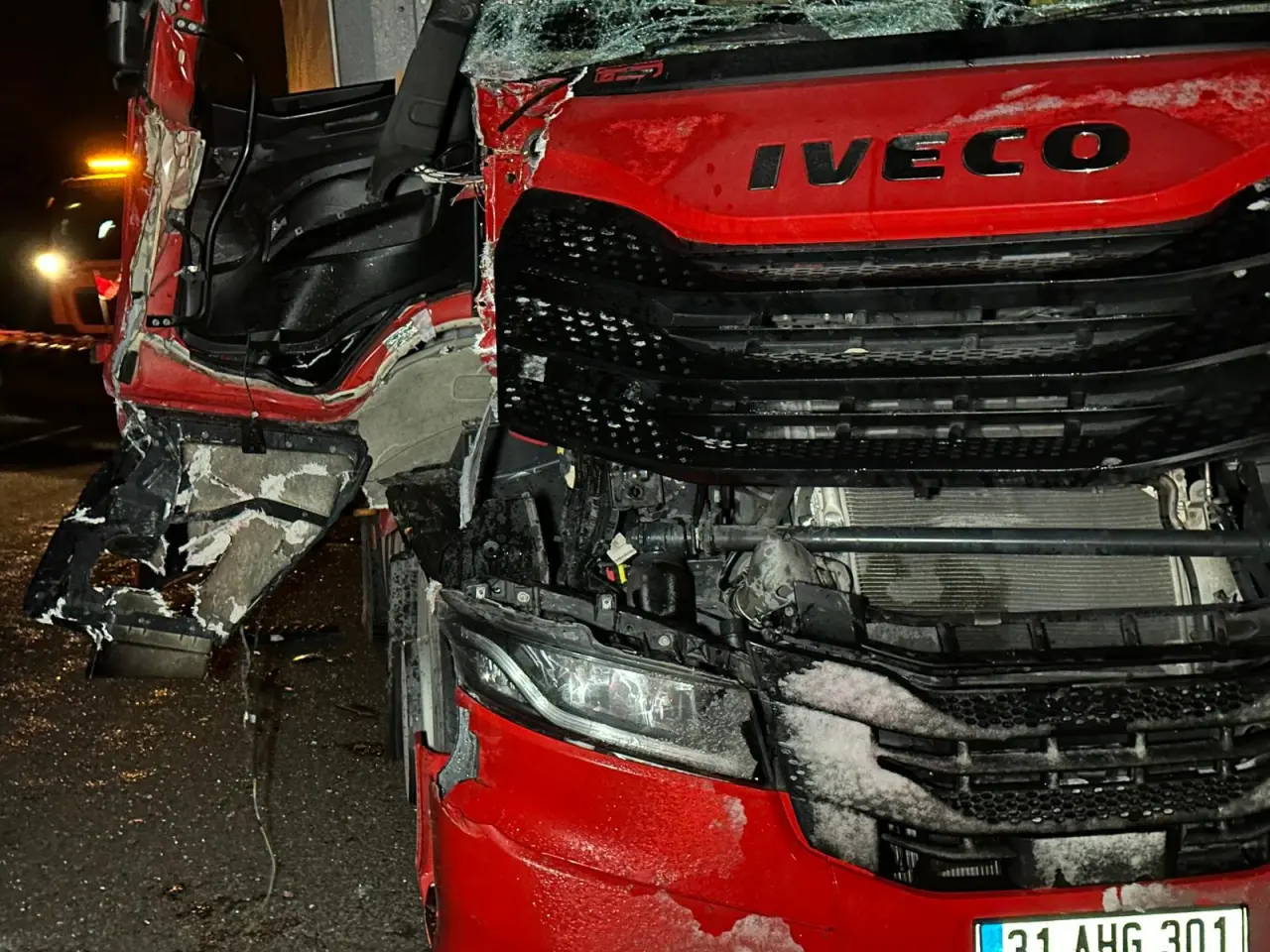 Uşak'ta seyir halindeki tırlar çarpıştı: 1 yaralı 2